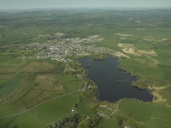 General oblique aerial view of the town with Carlingwark Loch in the foreground, taken from the SW.