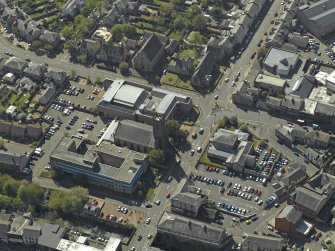 General oblique aerial view centred on the Parish Church with the Court Houses, Police Station, Congregational and Episcopal Churches adjacent, taken from the E.