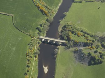 Oblique aerial view centred on the railway viaduct, taken from the N.
