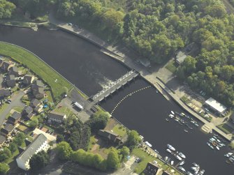 Oblique aerial view centred on the weir, taken from the NNE.