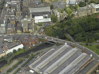 Oblique aerial view centred on the bridge with Old Partick Bridge and Western Infirmary adjacent, taken from the S.