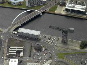 Oblique aerial view centred on the bridge with Finnieston Cantilever Crane adjacent, taken from the N.