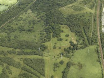 General oblique aerial view centred on the remains of the Roman fort and the course of the Antonine Wall, taken from the W.