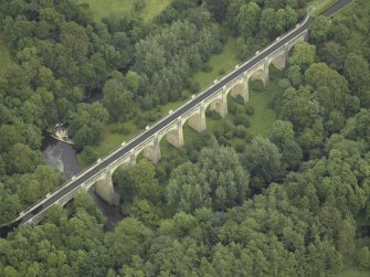 Oblique aerial view centred on the aqueduct, taken from the SW.