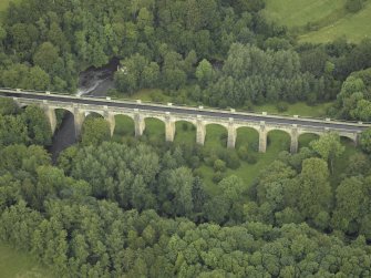 Oblique aerial view centred on the aqueduct, taken from the S.