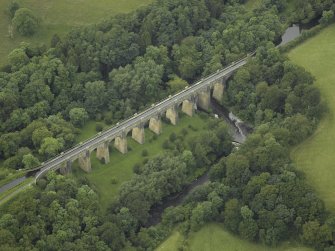 Oblique aerial view centred on the aqueduct, taken from the NE.