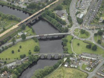 Oblique aerial view centred on the bridges, Stirling, taken from the NNW.