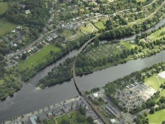 Oblique aerial view centred on the bridge, taken from the NW.