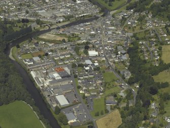 General oblique aerial view centred on the town, taken from the SE.