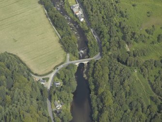 Oblique aerial view centred on the bridge, taken from the S.