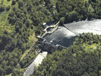 Oblique aerial view centred on the dam, taken from the NNW.