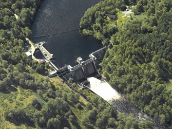 Oblique aerial view centred on the dam, taken from the NE.