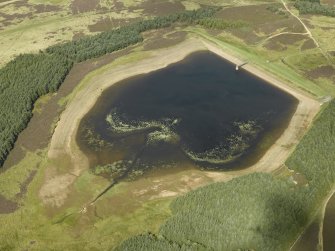 Oblique aerial view centred on the reservoir, taken from the S.