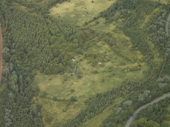 Oblique aerial view centred on the remains of an anti-aircraft battery, taken from the SE.