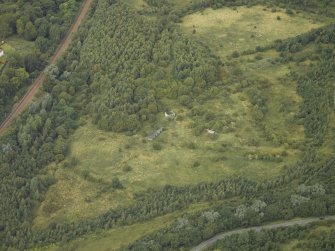 Oblique aerial view centred on the remains of an anti-aircraft battery, taken from the SE.