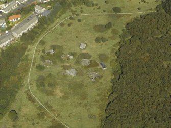 Oblique aerial view centred on anti-aircraft battery with the remains of the rig-and-furrow adjacent, taken from the SSW.