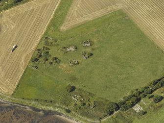 Oblique aerial view centred on the anti-aircraft battery with the remains of the farmstead adjacent, taken from the SE.