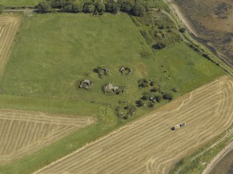 Oblique aerial view centred on the anti-aircraft battery with the remains of the farmstead adjacent, taken from the NW.