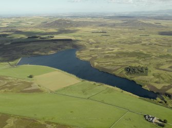 General oblique aerial view centred on the reservoir with the farmstead adjacent, taken from the NW.