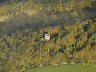 Oblique aerial view centred on the tower, taken from the S.