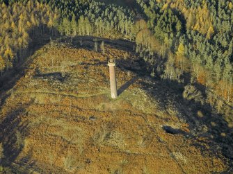 Oblique aerial view centred on the monument, taken from the S.