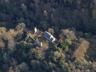 Oblique aerial view centred on the castle with the bridge adjacent, taken from the SW.