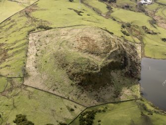 Oblique aerial view centred on the remains of a fort, taken from the NE.