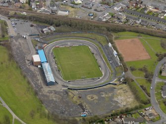 Oblique aerial view centred on the football ground, taken from the W.