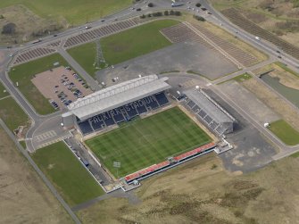 Oblique aerial view centred on the football ground, taken from the E.