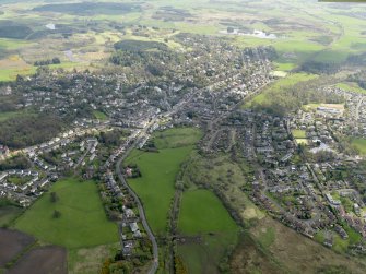 General oblique aerial view centred on the town, taken from the NNW.