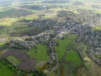 General oblique aerial view centred on the town, taken from the NW.