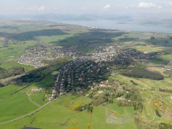 General oblique aerial view centred the town, taken from the NW.