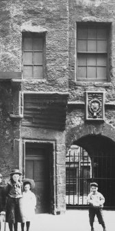 View of entrance to Riddel's Close, Edinburgh.
Titled: "Riddells' Close, High Street.  August 1903"
