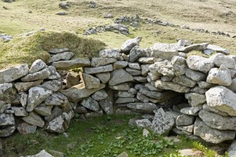 Gleann Mor, Structure K. View of W fold and cells from E.