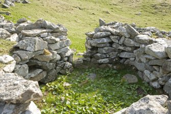 Gleann Mor, Structure K. Interior view of entrance into E fold from N.