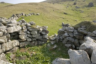 Gleann Mor, Structure K. Interior view of entrance into W fold from N.