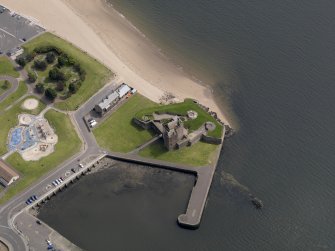 Oblique aerial view centred on the castle, taken from the NW.