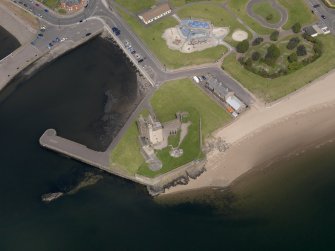 Oblique aerial view centred on the castle, taken from the S.