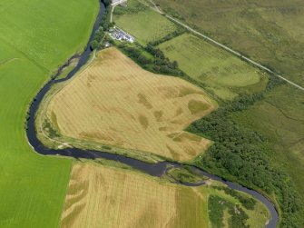 Oblique aerial view centred on the cropmarks of the enclosure and field boundaries with Island House adjacent, taken from the W.