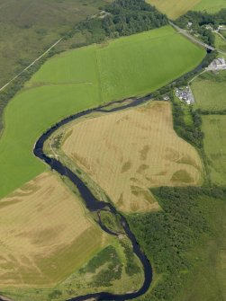 Oblique aerial view centred on the cropmarks of the enclosure and field boundaries with Island House adjacent, taken from the SSW.