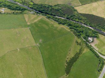 Oblique aerial view centred on the cropmarks of the Roman Temporary Camp, taken from the ENE.