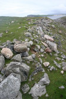 Eilean nan Caorach, fort, view looking along wall from the W end.