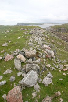 Eilean nan Caorach, fort, view looking along wall from the W end.