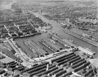 Glasgow, Princes Dock and Queen's Dock with part of Govan Plantation area adjacent, oblique aerial view showing , taken from the SE.