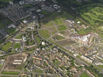 General oblique aerial view centred on Niddrie Mains Road and Niddrie Mains and Niddrie Marischal estates, taken from the ESE.