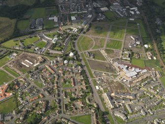 General oblique aerial view centred on Niddrie Mains Road and Niddrie Mains and Niddrie Marischal estates, taken from the E.