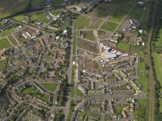 General oblique aerial view centred on Niddrie Mains Road and Niddrie Mains and Niddrie Marischal estates, taken from the NE.