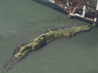 General oblique aerial view centred on Inchgarvie, taken from the NE.