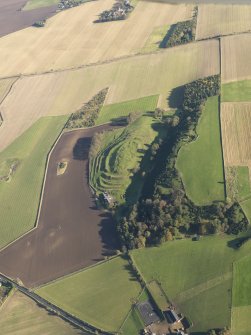 General oblique aerial view of the remains of the fort and settlement at The Chesters, Drem, taken from the SW.