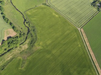 Oblique aerial view centred on the cropmarks of the unenclosed settlement, enclosure and rig, taken from the NW.